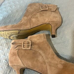 Bella Vita Bindi Shoot Beige Suede Leather Kitten Heel Ankle Booties Sz 7.5 NEW